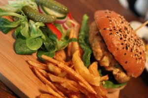 Gastro-Wocheninfo Gössendorf: Menüplan / Preissenkung Joe’s – Burger-Abend im Smokehaus!