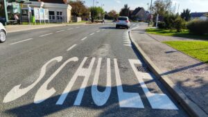 Neue Straßenmarkierung vor Volksschule Gössendorf – Tempo 30 vor Schulen