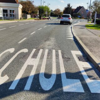 Neue Straßenmarkierung vor Volksschule Gössendorf – Tempo 30 vor Schulen