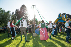 Maibaumaufstellen, Motorradweihe, Wandertage & Florianifeste – Start in den Mai in GU-Süd