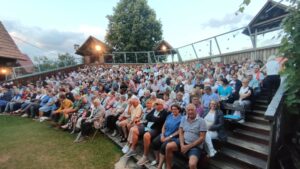 Neue Gössendorfer Gemeindeaussendung: 2024 zwei Fahrten zum beliebten Theater im Bauernhof St. Josef – Jetzt reservieren!