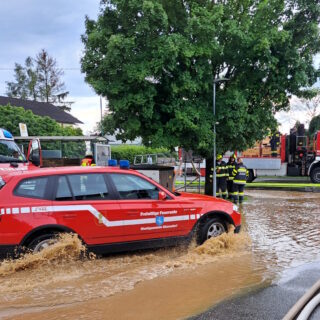 Überschwemmung nach Starkregen in Gössendorf – 60 Feuerwehrkräfte im Einsatz